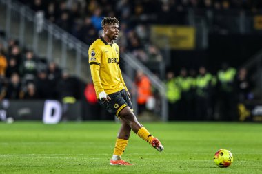 Wolverhampton Wanderers 'dan Emmanuel Agbadou Premier League maçında pas veriyor Wolverhampton Wanderers, Manchester United' a karşı Molineux, Wolverhampton, Birleşik Krallık, 8 Aralık 2025 