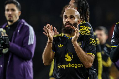 Manchester Untie 'den Bryan Mbeumo, Premier League maçından sonra taraftarları alkışlıyor. Wolverhampton Wanderers, Manchester United' a karşı Molineux, Wolverhampton, Birleşik Krallık, 8 Aralık 2025 