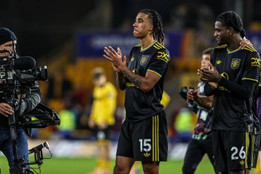 Manchester United takımından Leny Yoro, Premier League maçından sonra taraftarları alkışlıyor. Wolverhampton Wanderers, Manchester United 'a karşı Molineux, Wolverhampton, Birleşik Krallık, 8 Aralık 2025 