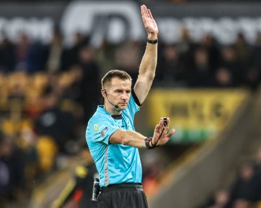 Hakem Michael Salisbury takımına Premier Lig maçında Wolverhampton Wanderers-Manchester United maçında Molineux, Wolverhampton, İngiltere 'de 8 Aralık 2025' te talimat verdi. 