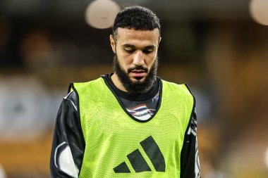 Manchester 'dan Noussair Mazraoui Premier Lig maçında maç öncesi ısınma maçında Wolverhampton Wanderers, Manchester United' a karşı Molineux, Wolverhampton, Birleşik Krallık, 8 Aralık 2025 