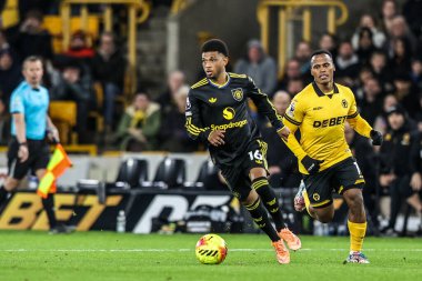 Manchester Untie takımından Amad Diallo, 8 Aralık 2025 'te İngiltere' nin Molineux kentinde oynanan Premier League maçında Wolverhampton Wanderers - Manchester United maçında topu aldı. 