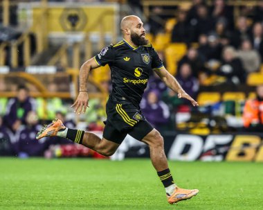 Manchester Unbeumo 'dan Bryan Mbeumo Premier League maçında Wolverhampton Wanderers, Manchester United' a karşı Molineux, Wolverhampton, Birleşik Krallık 'ta 8 Aralık 2025 tarihinde oynanan karşılaşmada topa doğru koşuyor. 