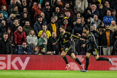 Manchester Untied takımından Bruno Fernandes, 8 Aralık 2025 tarihinde İngiltere 'nin Wolverhampton kentinde oynanan Premier League maçında Manchester United' a karşı oynanan maçta 0-1 'lik galibiyet golünü kutluyor. 