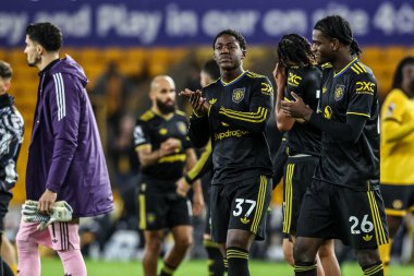 Manchester Untie 'den Kobbie Mainoo, Premier League maçından sonra taraftarları alkışlıyor Wolverhampton Wanderers, Manchester United' a karşı Molineux, Wolverhampton, Birleşik Krallık, 8 Aralık 2025 