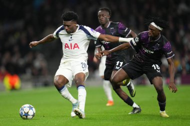 Tottenham Hotspur 'dan Mohammed Kudus, UEFA Şampiyonlar Ligi Maçı' nda Slavia Prag 'ı 9 Aralık 2025' te Tottenham Hotspur 'a karşı Tottenham Hotspur Stadyumu' nda durdurdu. 
