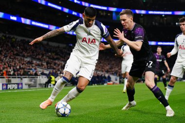 Tottenham Hotspur 'dan Cristian Romero, UEFA Şampiyonlar Ligi Maçı 6' nın 6 'sı Tottenham Hotspur' a karşı Tottenham Hotspur Stadyumu, Londra, İngiltere 'deki Tottenham Hotspur Stadyumu' nda oynanan karşılaşmada Slavia Prag 'ın baskısı altında topa vuruyor. 
