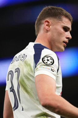 Tottenham Hotspur 'dan Micky van de Ven UEFA Şampiyonlar Ligi Maçı sırasında Tottenham Hotspur, Slavia Prag' a karşı Tottenham Hotspur Stadyumu, Londra, Birleşik Krallık, 9 Aralık 2025 