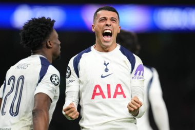 Tottenham Hotspur 'dan Pedro Porro, Tottenham Hotspur' dan Muhammed Kudus 'u UEFA Şampiyonlar Ligi Maçı 6' da Tottenham Hotspur 'a karşı Slavia Prag' da 9 Aralık 2025 'te Tottenham Hotspur Stadyumu' nda kutluyor. 