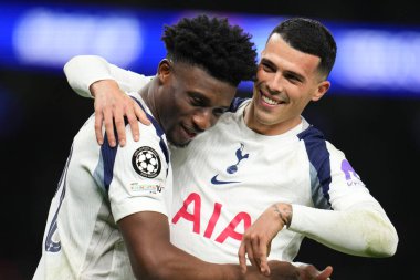 Tottenham Hotspur 'dan Mohammed Kudus ve Tottenham Hotspur' dan Pedro Porro, 9 Aralık 2025 'te Tottenham Hotspur Stadyumu' nda Tottenham Hotspur 'a karşı oynanan 8 Tottenham Hotspur maçında ikinci golü kutluyorlar. 