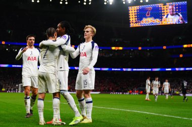 Tottenham Hotspur oyuncuları Tottenham Hotspur 'dan Xavi Simons' u UEFA Şampiyonlar Ligi Maçı 6 'da Tottenham Hotspur' a karşı Slavia Prag Tottenham Hotspur Stadyumu 'nda 9 Aralık 2025' te kutladı. 