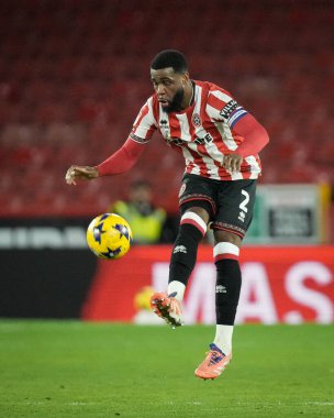 Sheffield United takımından Japhet Tanganga, 9 Aralık 2025 'te Bramall Lane, Sheffield, İngiltere' de oynanan Gökyüzü İddia Şampiyonası maçında topu havada kontrol etmek için sıçradı. 