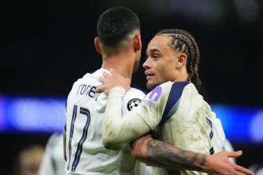 Tottenham Hotspur 'dan Cristian Romero, Tottenham Hotspur' dan Xavi Simons ile birlikte 9 Aralık 2025 'te Tottenham Hotspur, Londra' daki Tottenham Hotspur Stadyumu 'nda Tottenham Hotspur' a karşı oynanan 6. 