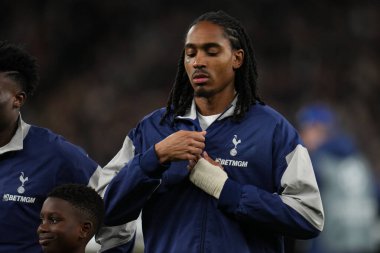 Tottenham Hotspur 'dan Djed Spence UEFA Şampiyonlar Ligi Maçı sırasında Tottenham Hotspur, Slavia Prag' a karşı Tottenham Hotspur Stadyumu, Londra, İngiltere, 9 Aralık 2025 