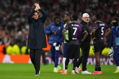 Tottenham Hotspur 'un Thomas Frank teknik direktörü, 9 Aralık 2025' te Tottenham Hotspur, Londra 'daki Tottenham Hotspur Stadyumu' nda oynanan 8 Tottenham Hotspur maçında ev desteğini alkışladı. 