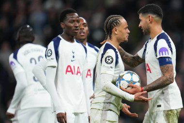 Tottenham Hotspur 'dan Cristian Romero Tottenham Hotspur, 9 Aralık 2025' te Tottenham Hotspur Stadyumu 'nda Tottenham Hotspur' a karşı oynanan UEFA Şampiyonlar Ligi 6. Maçı 'nda topu Xavi Simons' a verdi. 