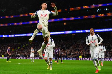 Tottenham Hotspur 'dan Xavi Simons, UEFA Şampiyonlar Ligi Maçı' nda Tottenham Hotspur 'a karşı Slavia Prag maçında 9 Aralık 2025' te Tottenham Hotspur Stadyumu, Londra 'da golü kutluyor. 
