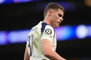 Tottenham Hotspur 'dan Micky van de Ven UEFA Şampiyonlar Ligi Maçı sırasında Tottenham Hotspur, Slavia Prag' a karşı Tottenham Hotspur Stadyumu, Londra, Birleşik Krallık, 9 Aralık 2025 