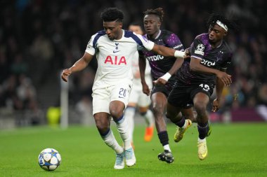Tottenham Hotspur 'dan Mohammed Kudus, 9 Aralık 2025' te Tottenham Hotspur Stadyumu 'nda Tottenham Hotspur' a karşı oynanan 8 Tottenham Hotspur maçında baskı altında topa vuruyor. 