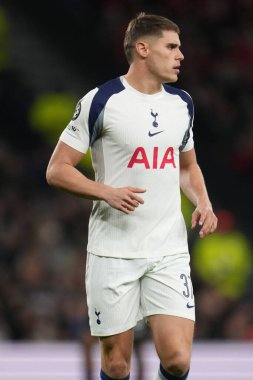 Tottenham Hotspur 'dan Micky van de Ven UEFA Şampiyonlar Ligi Maçı sırasında Tottenham Hotspur, Slavia Prag' a karşı Tottenham Hotspur Stadyumu, Londra, Birleşik Krallık, 9 Aralık 2025 