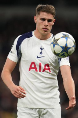 Tottenham Hotspur 'dan Micky van de Ven UEFA Şampiyonlar Ligi Maçı sırasında Tottenham Hotspur, Slavia Prag' a karşı Tottenham Hotspur Stadyumu, Londra, Birleşik Krallık, 9 Aralık 2025 