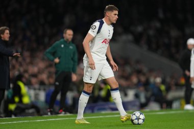 Tottenham Hotspur 'dan Micky van de Ven, 9 Aralık 2025' te Tottenham Hotspur Stadyumu 'nda Tottenham Hotspur' a karşı oynanan 8 Tottenham Hotspur 'un 6. Maçı sırasında top üzerinde. 