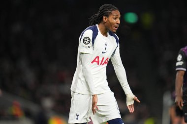 Tottenham Hotspur 'dan Djed Spence UEFA Şampiyonlar Ligi Maçı sırasında Tottenham Hotspur, Slavia Prag' a karşı Tottenham Hotspur Stadyumu, Londra, İngiltere, 9 Aralık 2025 