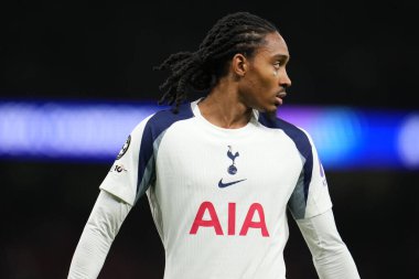 Tottenham Hotspur 'dan Djed Spence UEFA Şampiyonlar Ligi Maçı sırasında Tottenham Hotspur, Slavia Prag' a karşı Tottenham Hotspur Stadyumu, Londra, İngiltere, 9 Aralık 2025 