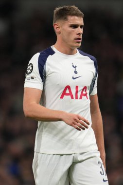 Tottenham Hotspur 'dan Micky van de Ven UEFA Şampiyonlar Ligi Maçı sırasında Tottenham Hotspur, Slavia Prag' a karşı Tottenham Hotspur Stadyumu, Londra, Birleşik Krallık, 9 Aralık 2025 