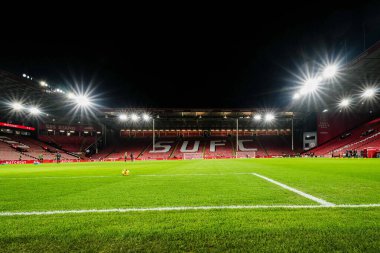 Bramall Lane 'in 9 Aralık 2025' te Bramall Lane, Sheffield, İngiltere 'de oynanan ve Sheffield United' ın Norwich City 'e karşı oynadığı Sky Bet Şampiyonası' nda sahada ve SUFC 'nin ayakta durduğunu gösteren bir sahne. 
