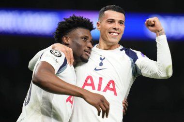 Tottenham Hotspur 'dan Pedro Porro, Tottenham Hotspur' dan Muhammed Kudus 'u UEFA Şampiyonlar Ligi Maçı 6' da Tottenham Hotspur 'a karşı Slavia Prag' da 9 Aralık 2025 'te Tottenham Hotspur Stadyumu' nda kutluyor. 