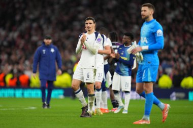 Tottenham Hotspur 'dan Joao Palhinha, 9 Aralık 2025' te Londra 'daki Tottenham Hotspur Stadyumu' nda Tottenham Hotspur 'a karşı oynanan 8 Tottenham Hotspur maçında ev desteğini alkışlıyor. 