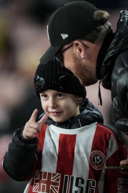 Bir Sheffield United taraftarı, 9 Aralık 2025 'te İngiltere' nin Bramall Lane kentinde oynanan ve Sheffield United ile Norwich City arasındaki Sky Bet Şampiyonası maçında ısınan oyunculara dikkat çekiyor. 