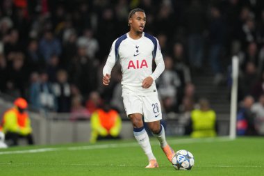 Tottenham Hotspur 'dan Wilson Odobert, 9 Aralık 2025' te Tottenham Hotspur Stadyumu 'nda Tottenham Hotspur' a karşı oynanan 8 Tottenham Hotspur 'un 6. Maçı sırasında top üzerinde. 