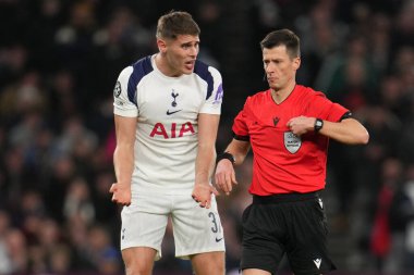 Tottenham Hotspur 'dan Micky van de Ven, 9 Aralık 2025' te Tottenham Hotspur, Londra 'daki Tottenham Hotspur Stadyumu' nda oynanan 8 Tottenham Hotspur maçında sarı kart kararını sorguladı. 