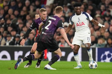 Tottenham Hotspur 'dan Mohammed Kudus, 9 Aralık 2025' te Tottenham Hotspur Stadyumu 'nda Tottenham Hotspur' a karşı oynanan 8 Tottenham Hotspur maçında baskı altında topa vuruyor. 