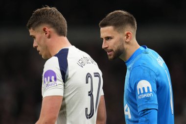 Tottenham Hotspur 'dan Guglielmo Vicario ve Tottenham Hotspur' dan Micky van de Ven, 9 Aralık 2025 'te Tottenham Hotspur, Londra' daki Tottenham Hotspur Stadyumu 'nda Tottenham Hotspur' a karşı oynanan 6. 