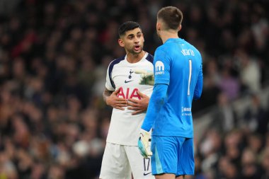 Tottenham Hotspur 'dan Cristian Romero ve Tottenham Hotspur' dan Guglielmo Vicario, 9 Aralık 2025 'te Tottenham Hotspur, Londra' daki Tottenham Hotspur Stadyumu 'nda oynanan UEFA Şampiyonlar Ligi 6. 
