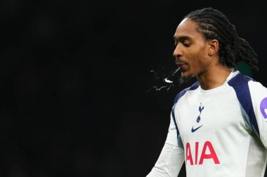 Tottenham Hotspur 'dan Djed Spence UEFA Şampiyonlar Ligi Maçı sırasında Tottenham Hotspur, Slavia Prag' a karşı Tottenham Hotspur Stadyumu, Londra, İngiltere, 9 Aralık 2025 