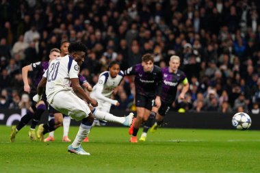 Tottenham Hotspur 'dan Muhammed Kudus, 9 Aralık 2025' te Tottenham Hotspur Stadyumu 'nda oynanan 8 Tottenham Hotspur' un 6 'ncı maçında 2-0 öne geçmek için ceza aldı. 
