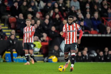 Sheffield United takımından Japhet Tanganga, 9 Aralık 2025 'te Bramall Lane, Sheffield, İngiltere' de oynanan Sheffield United Norwich City maçında pas attı. 