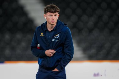 Millwall 'dan Ajay Matthews, 10 Aralık 2025' te İngiltere 'nin Pride Park Stadyumu' nda oynanan Derby County Millwall maçında sahada inceleme yapıyor.