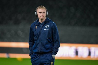 Millwall 'dan Alfie Doughty, 10 Aralık 2025' te İngiltere 'nin Pride Park Stadyumu' nda oynanan Derby County Millwall maçında sahada inceleme yapıyor.