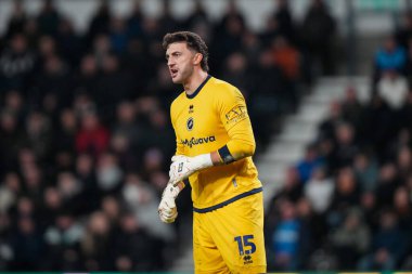 Millwall kalecisi Max Crocombe, 10 Aralık 2025 'te İngiltere' nin Pride Park Stadyumu 'nda oynanan Derby County Millwall maçında takım arkadaşlarını cesaretlendiriyor.