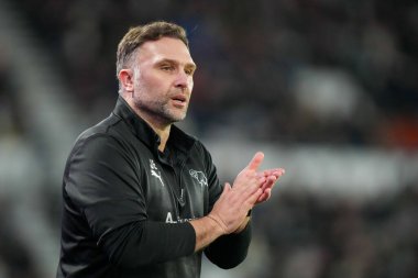 Derby County 'den John Eustacemanager, 10 Aralık 2025' te İngiltere 'nin Pride Park Stadyumu' nda oynanan Derby County Millwall maçında takımını cesaretlendiriyor.
