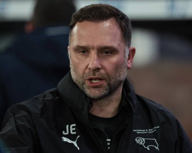 Derby County 'nin John Eustace teknik direktörü Sky Bet Şampiyonası maçında Derby County Millwall' a karşı Pride Park Stadyumu, Derby, İngiltere, 10 Aralık 2025