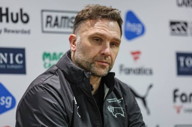 Derby County 'nin antrenörü John Eustace, 10 Aralık 2025' te İngiltere 'nin Pride Park Stadyumu' nda oynanan Gökyüzü İddia Şampiyonası maçında basın toplantısında Derby County Millwall 'a karşı oynamıştı.