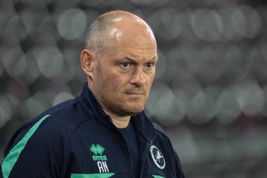 Millwall teknik direktörü Alex Neil, 10 Aralık 2025 'te İngiltere' deki Derby County - Millwall maçında sahaya çıktı.