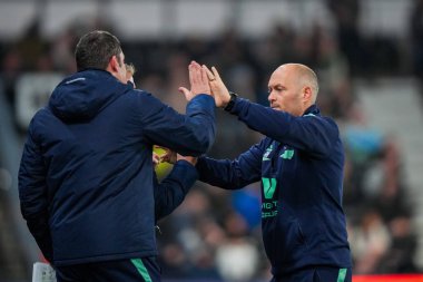 Millwall teknik direktörü Alex Neil, 10 Aralık 2025 'te İngiltere' nin Pride Park Stadyumu 'ndaki Derby County Millwall' a karşı oynanan Gökyüzü İddia Şampiyonası maçında takımı 0-1 kazandıktan sonra teknik ekibiyle kutlama yapıyor.