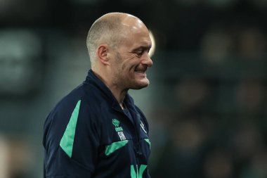 Millwall teknik direktörü Alex Neil, 10 Aralık 2025 'te İngiltere' nin Pride Park Stadyumu 'nda oynanan Derby County Millwall maçında gol atma şansını kaçırınca tepki gösterdi.
